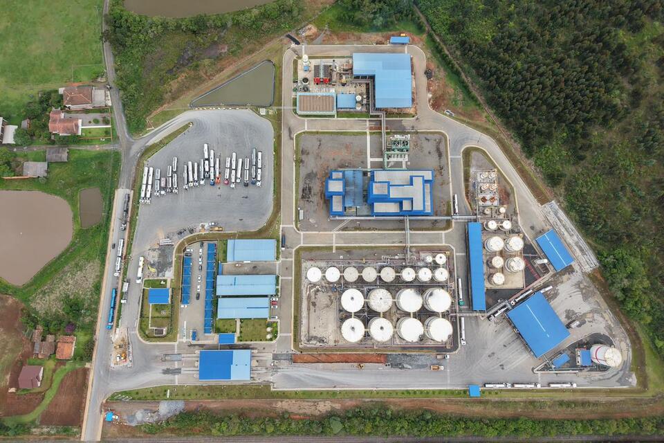 Entre os investimentos, destaca-se a implementação da tecnologia de esterificação enzimática, um processo moderno que substitui catalisadores químicos por enzimas de alta eficiência