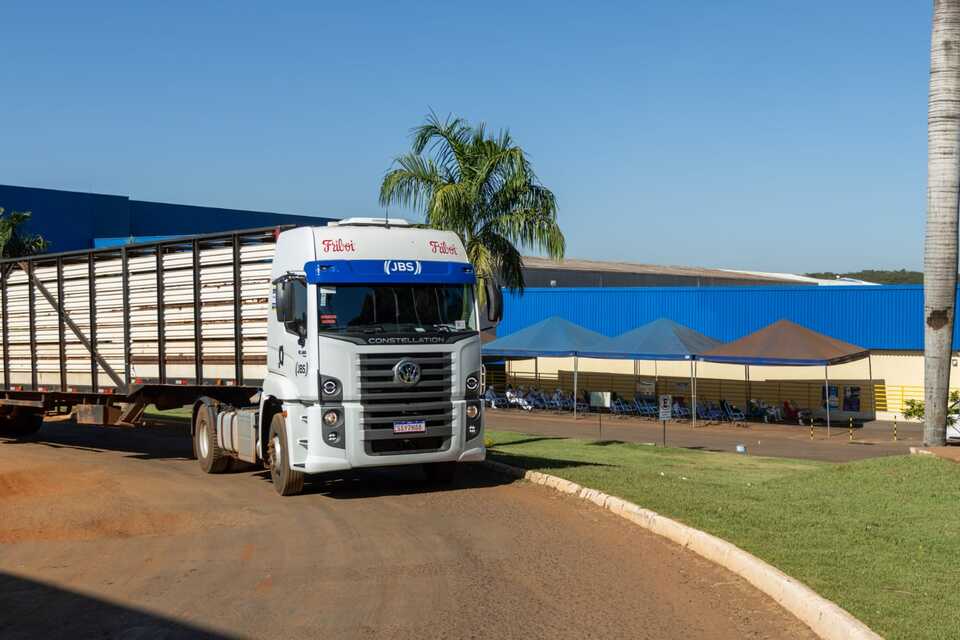 O sistema é composto por três câmeras instaladas nos caminhões: uma na cabine, com foco no comportamento do motorista, outra direcionada para os olhos do profissional e uma terceira, focada na rodovia