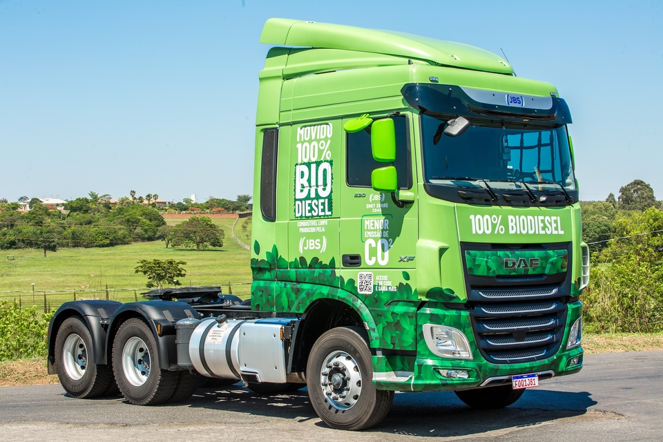 Since the beginning of the test, the truck has covered a total of 59,938 km (approximately 37,260 miles), transporting more than 3,200 tons of products. Around 35,000 liters (approximately 9,246 gallons) of B100 biofuel were consumed