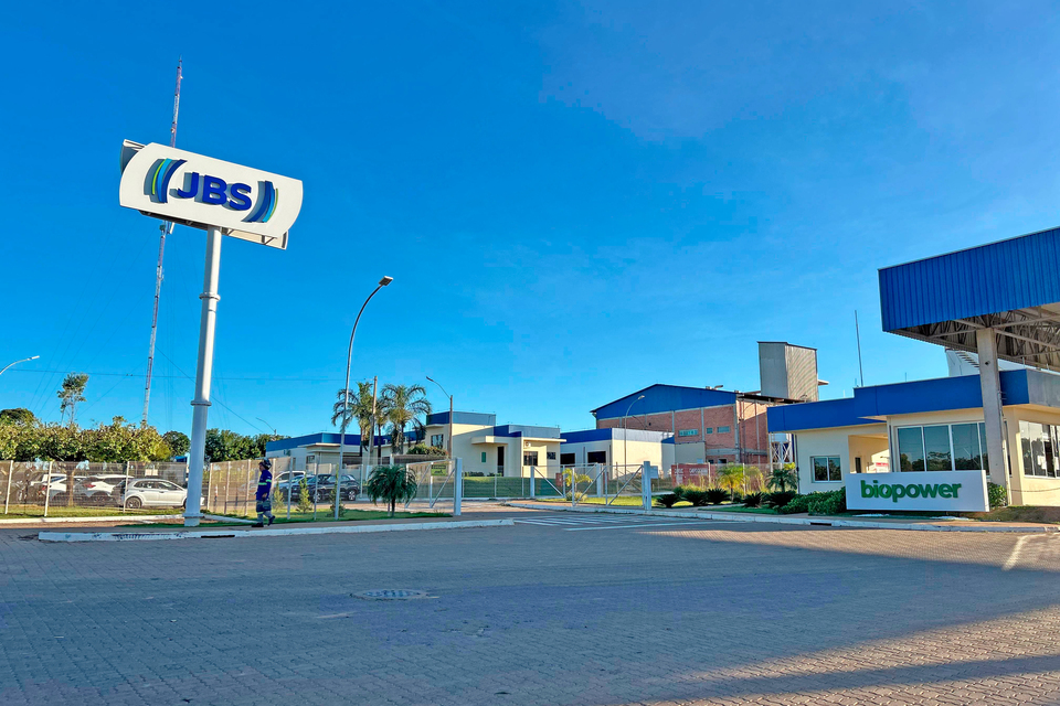 Entre os investimentos, destaca-se a implementação da tecnologia de esterificação enzimática, um processo moderno que substitui catalisadores químicos por enzimas de alta eficiência